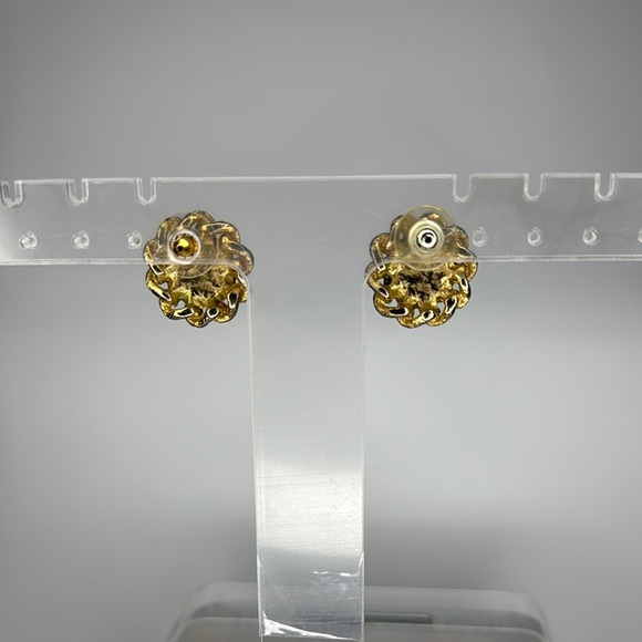 Timeless Gold and Cream Pearl Stud Earrings - Picture 4 of 4